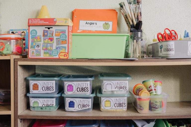 Uma Prateleira De Madeira Cheia De Muitos Materiais De Artesanato sNuUzDnQ7U0