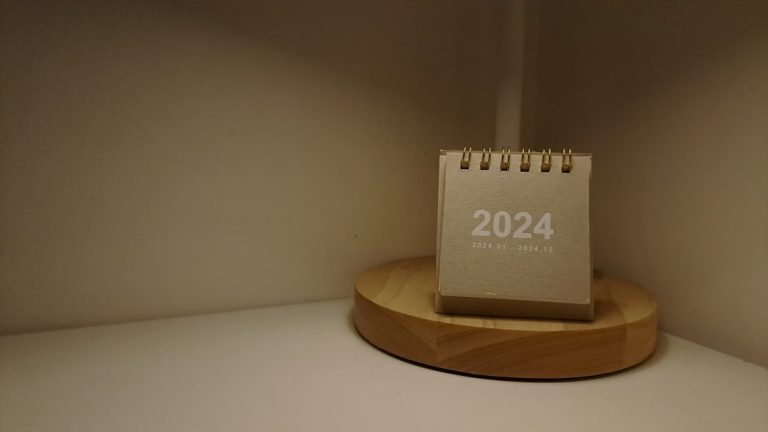 Um Candeeiro De Mesa Com Um Calendario Em Cima 3RDZrGRR5_8