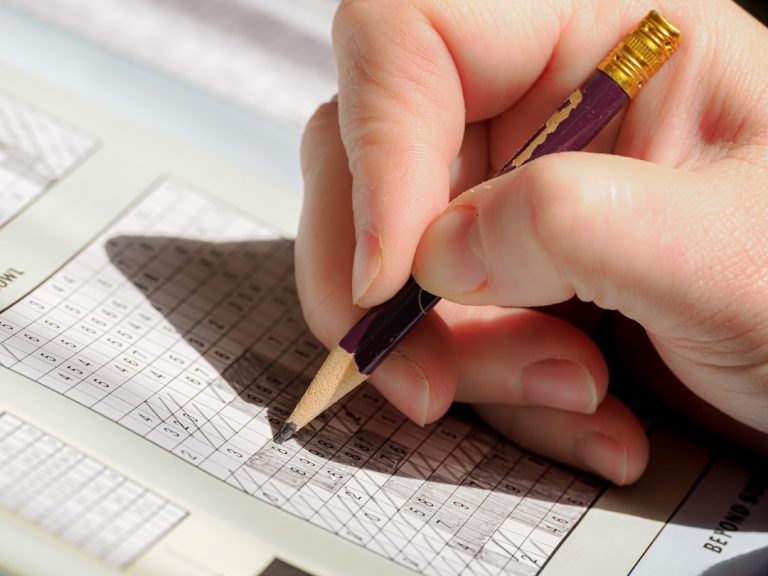 Uma Pessoa Segurando Um Lapis E Escrevendo Em Um Pedaco De Papel zwX_YHrJrpU